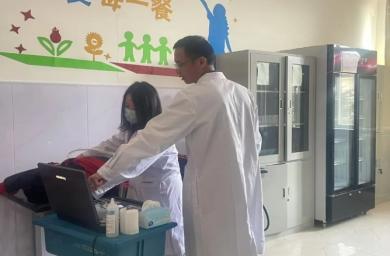自治区“添翼计划”项目筛查组深入科左中旗开展先心病儿童手术筛查工作